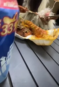 烧烤店小姨子给姐夫口交突然发现大姨妈来了只好全部射到她嘴里了