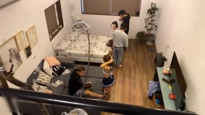 一群青年男女聚到一起啪啪 场面淫乱 堪比大片 大臀妹子叫的最欢高潮好