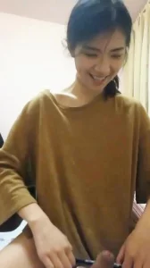 漂亮炮友看到大鸡巴笑得好开心，直接无套内射了！